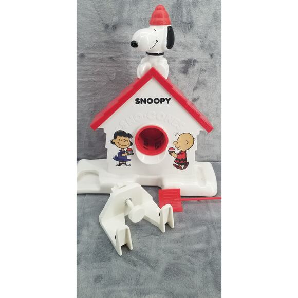 Snoopy Snow Cone Maker with scoop/shovel - Picture 5 of 11